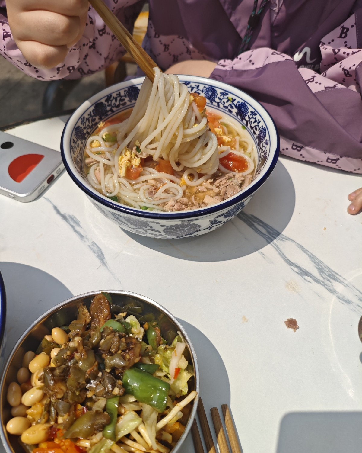 之前吃过一次洋湖附近的带杏干米粉店，觉得很不错，这次又来吃了