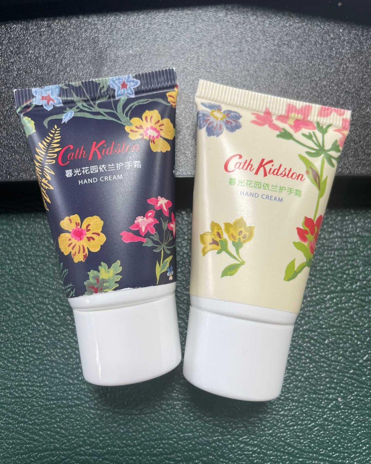 🧴这个护手霜是一个英国品牌，以其复古花卉图案和甜美设计风格