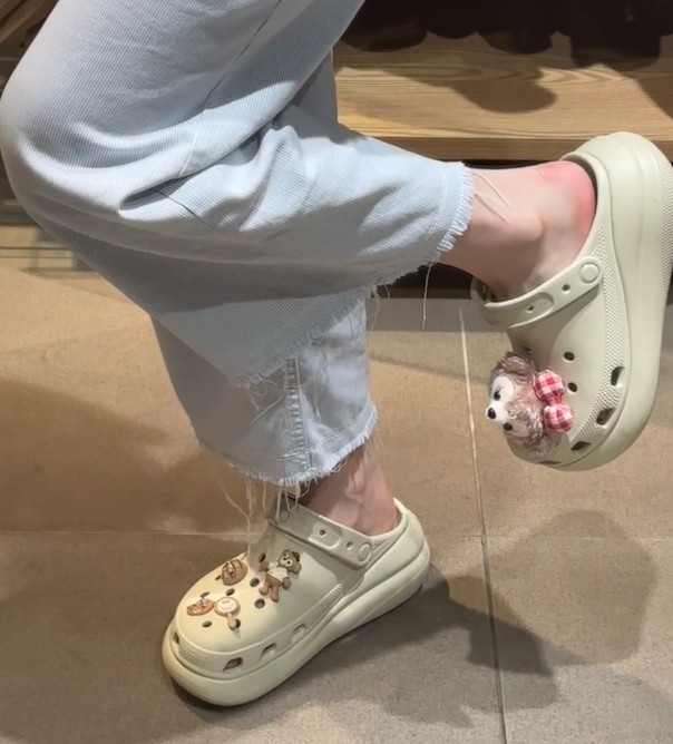 想买Crocs洞洞鞋却嫌国内价高？海淘绝对是个不错的选择，同