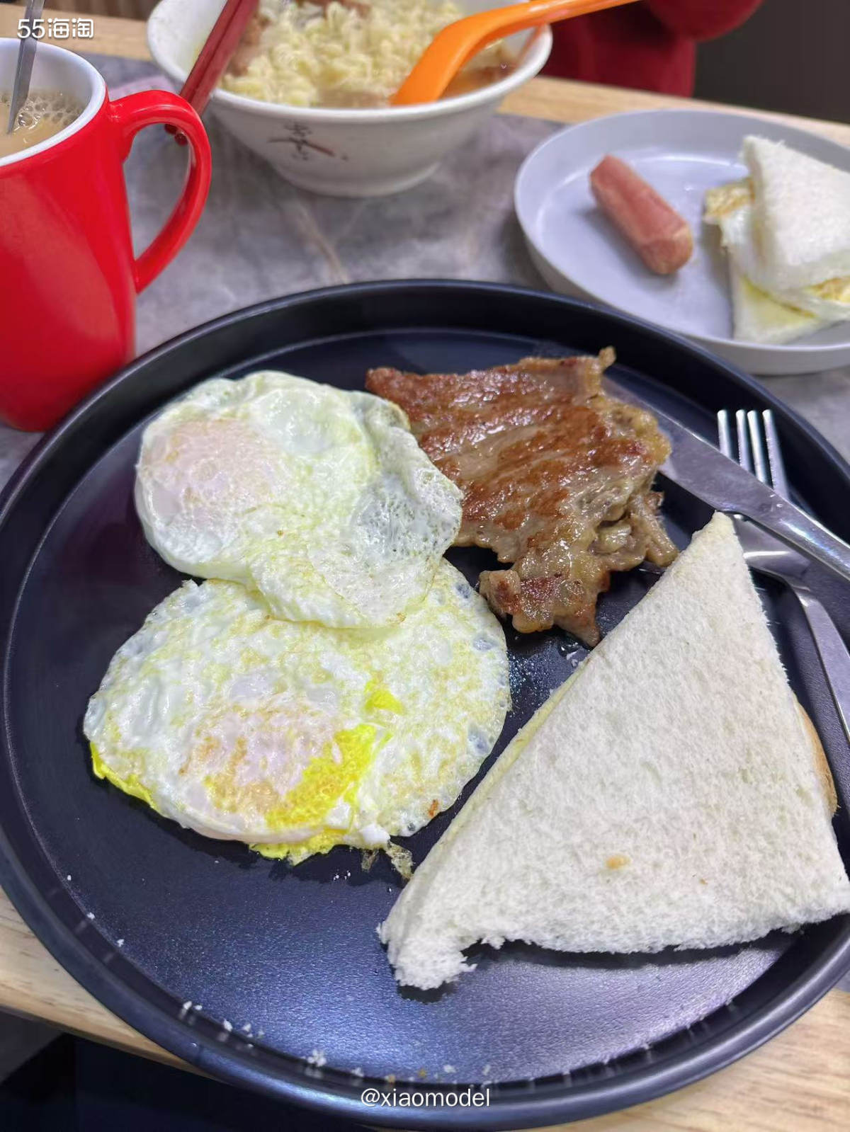😀翠苑餐厅吃得有点腻味，于是随便进了斜对面一家茶餐厅，感觉