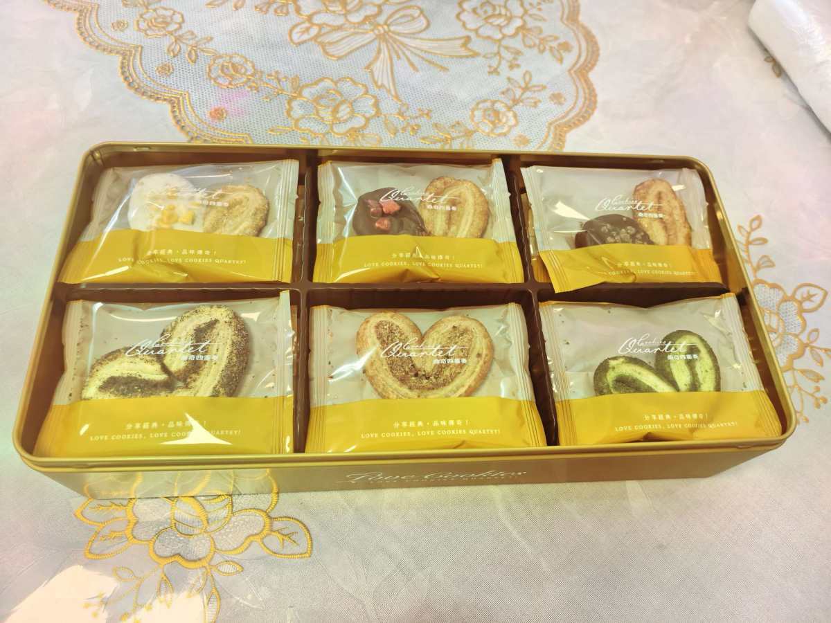 🍊来分享好吃的饼干和蝴蝶酥啦，是香港品牌，叫曲奇四重奏，小