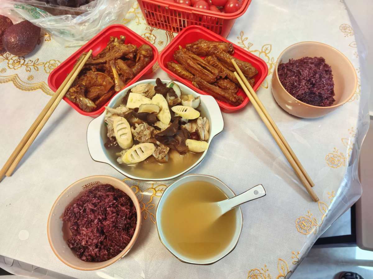 🍑最近又放纵饮食啦，哈哈。昨天点了绝味的鸭锁骨和鸭翅中，真
