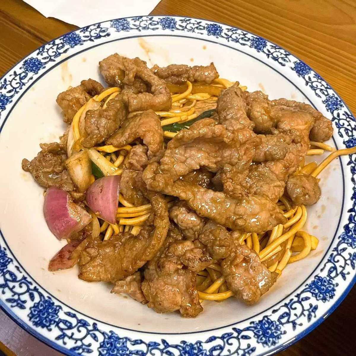 🍜今天中午来单位楼下的面馆吃牛里脊拌川。面条是那种劲道的手