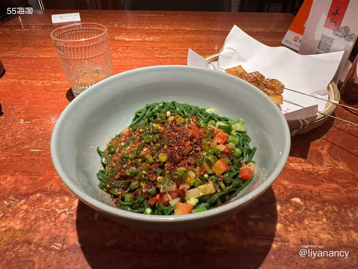 就像港剧一样， 开心不开心都要去吃面！油泼菠菜面，说是季节款