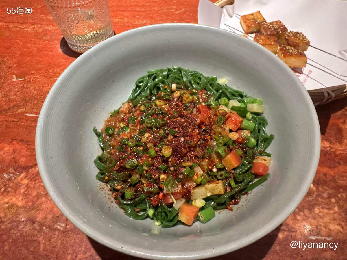 就像港剧一样， 开心不开心都要去吃面！油泼菠菜面，说是季节款
