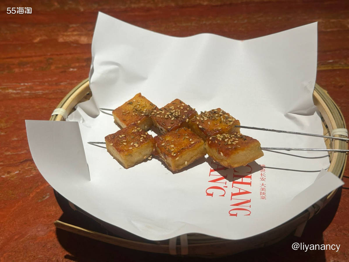 就像港剧一样， 开心不开心都要去吃面！油泼菠菜面，说是季节款