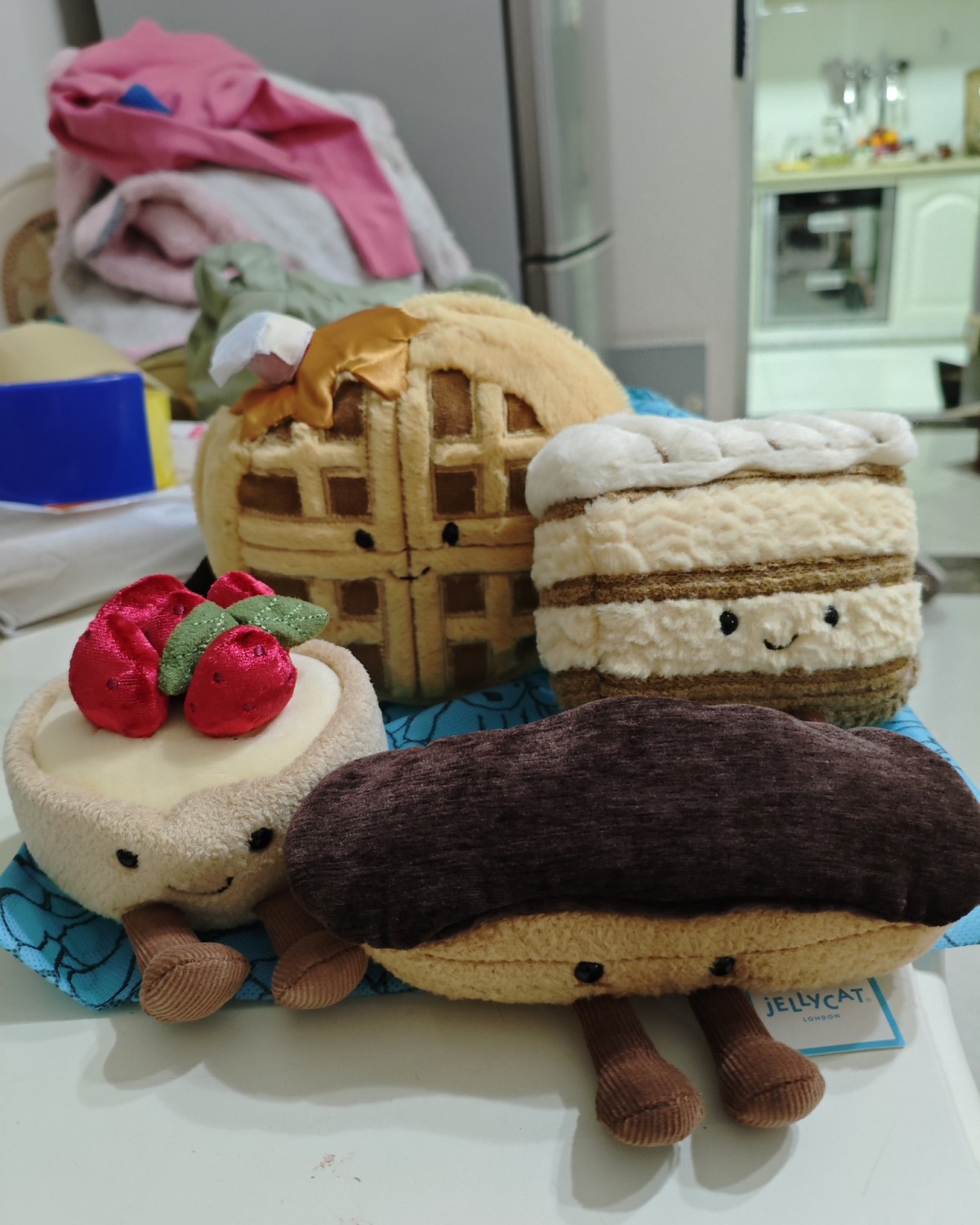 我之前买了一些jellycat，本来打算合箱回来的，结果番茄