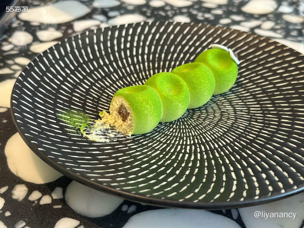和好朋友的下午茶时光， 而且是宠物友好餐厅，很悠闲，能边用餐