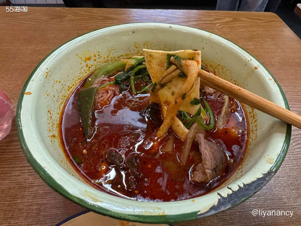 和好朋友的下午茶时光， 而且是宠物友好餐厅，很悠闲，能边用餐