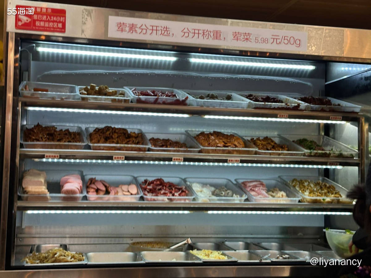 和好朋友的下午茶时光， 而且是宠物友好餐厅，很悠闲，能边用餐