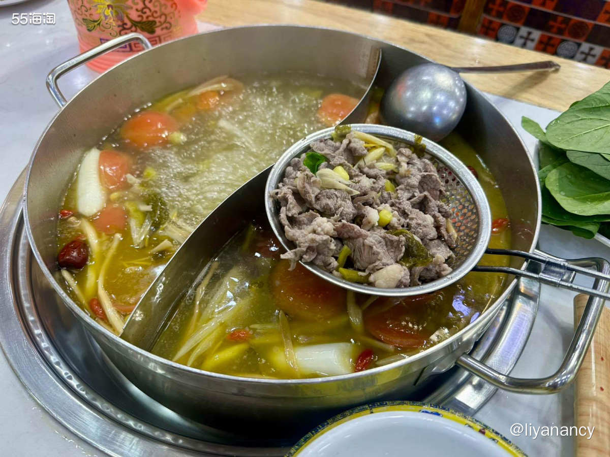 🍲去西藏旅游不能错过的牦牛肉火锅，选的特色的酸汤锅，西红柿