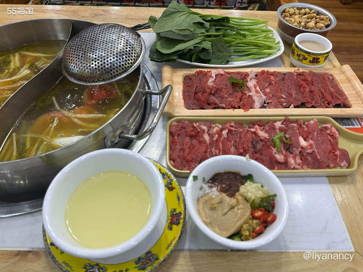 🍲去西藏旅游不能错过的牦牛肉火锅，选的特色的酸汤锅，西红柿