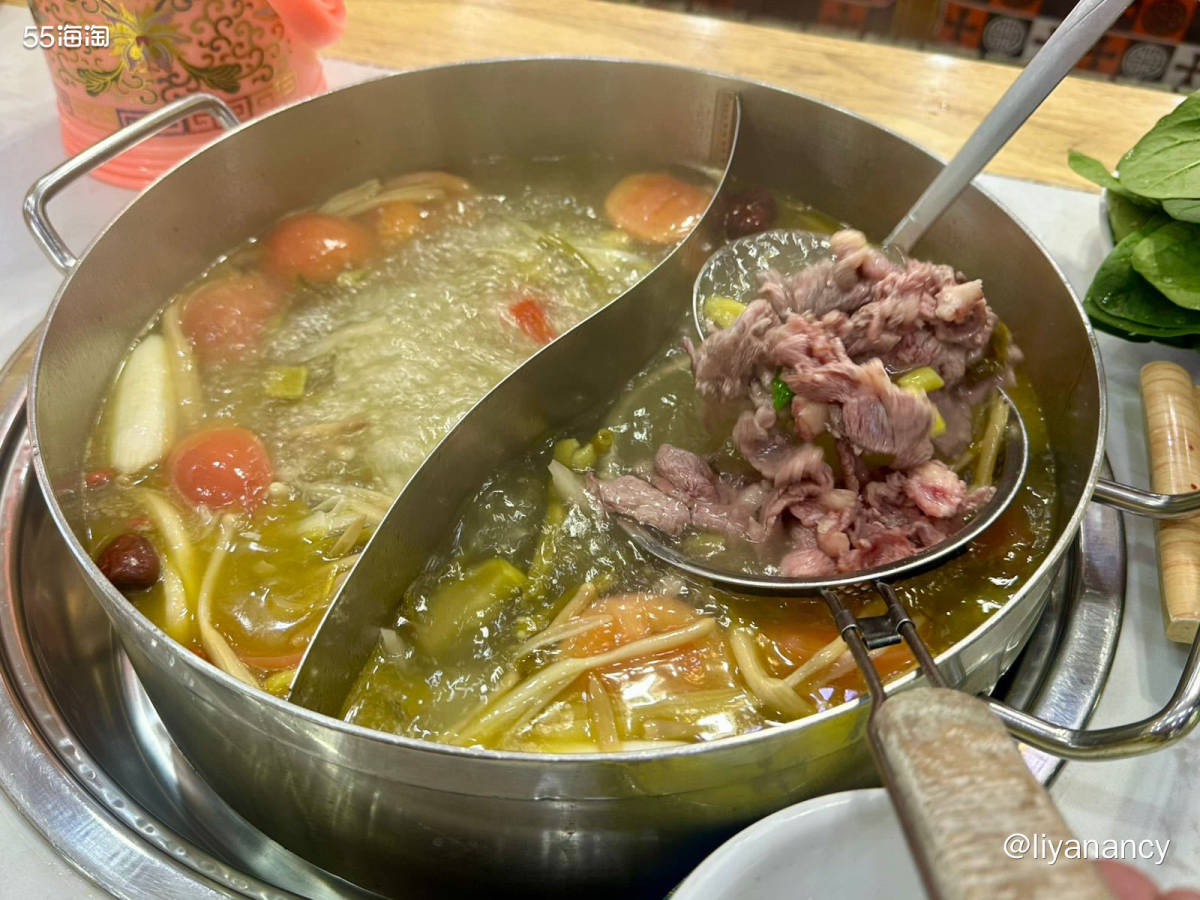 🍲去西藏旅游不能错过的牦牛肉火锅，选的特色的酸汤锅，西红柿