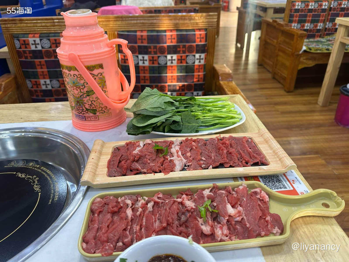 🍲去西藏旅游不能错过的牦牛肉火锅，选的特色的酸汤锅，西红柿