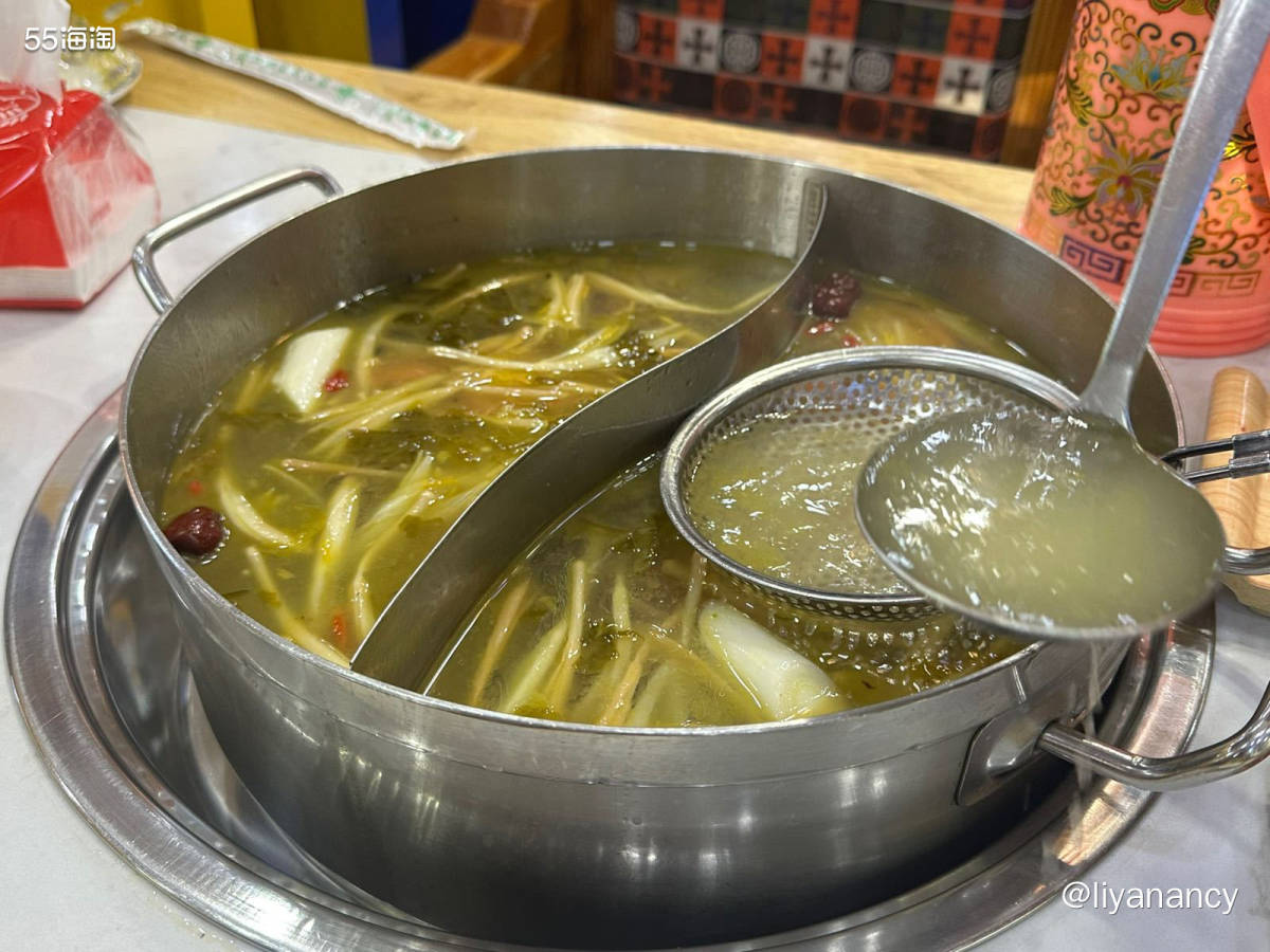 🍲去西藏旅游不能错过的牦牛肉火锅，选的特色的酸汤锅，西红柿