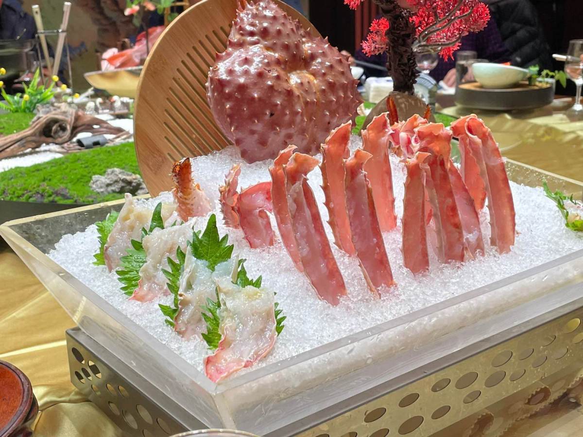 🍲补一顿中午的豪华餐。中午和小伙伴去吃了帝王蟹小火锅，算得