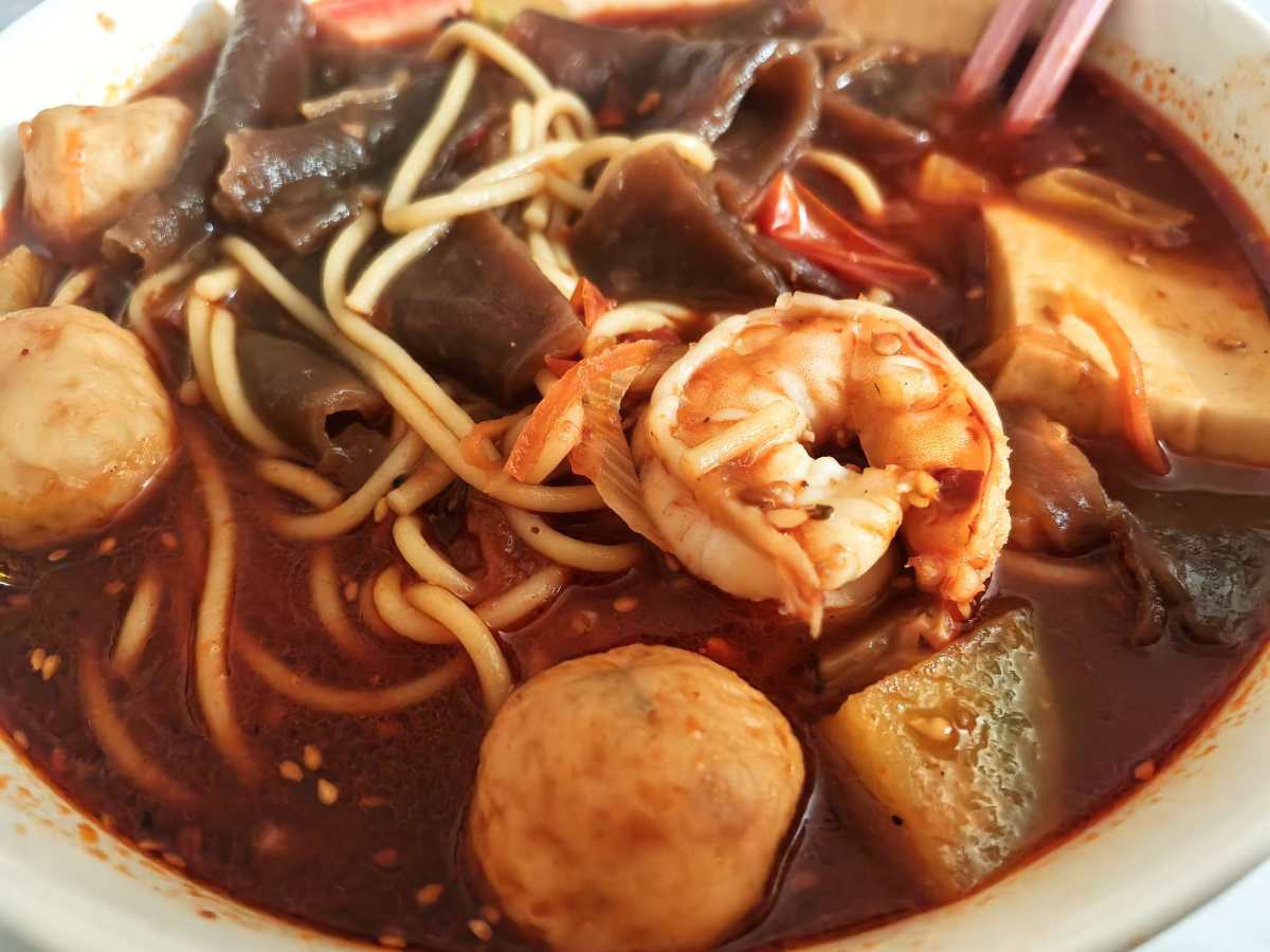 我这麻辣烫主打的就是一个“随性”。 锅里倒点油，挖上一勺火锅