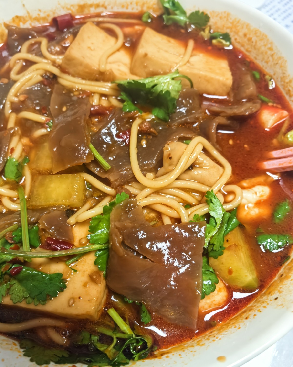 我这麻辣烫主打的就是一个“随性”。 锅里倒点油，挖上一勺火锅