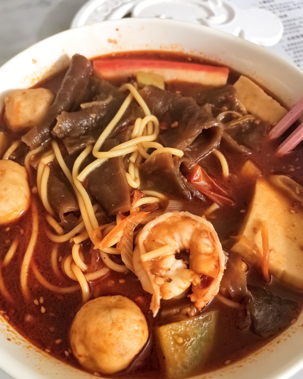 我这麻辣烫主打的就是一个“随性”。 锅里倒点油，挖上一勺火锅