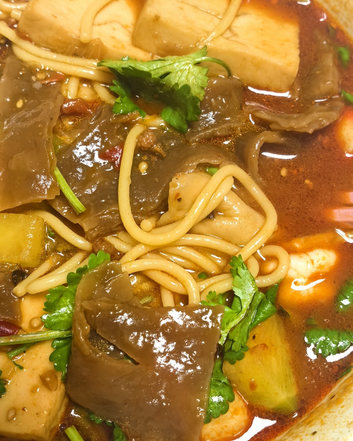 我这麻辣烫主打的就是一个“随性”。 锅里倒点油，挖上一勺火锅