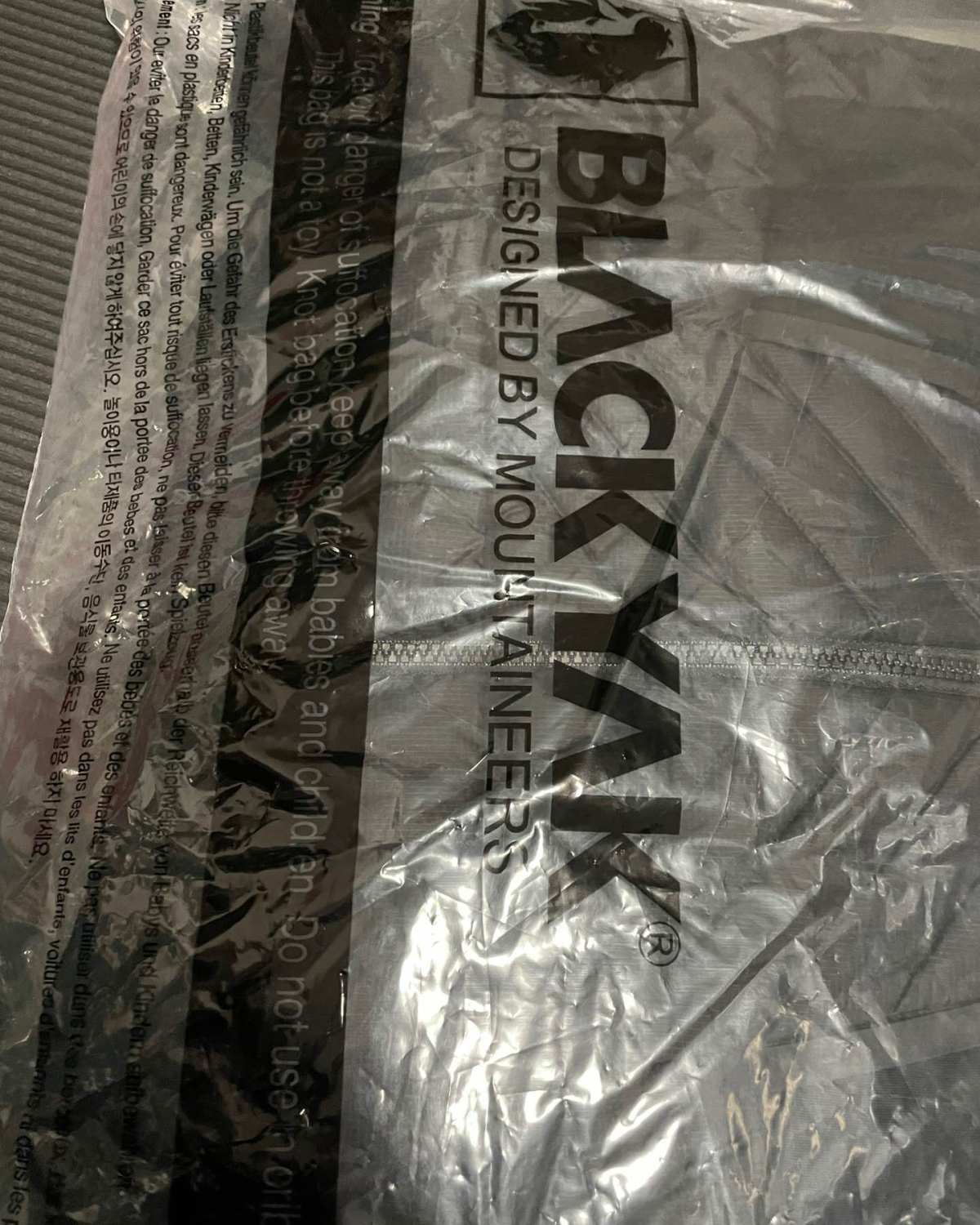 最近购入了一件blackyak的保暖夹克，这个品牌来自韩国，