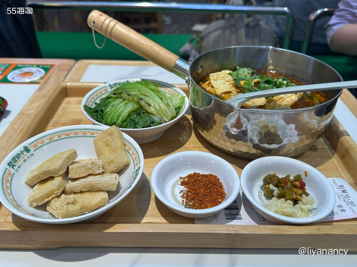 大风余威的一天， 就想吃点热乎的， 在公司附近的米线店，来一