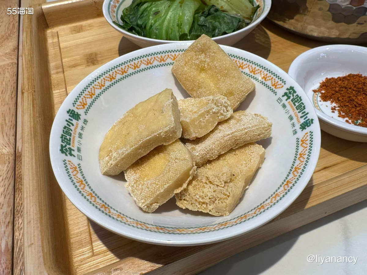 大风余威的一天， 就想吃点热乎的， 在公司附近的米线店，来一