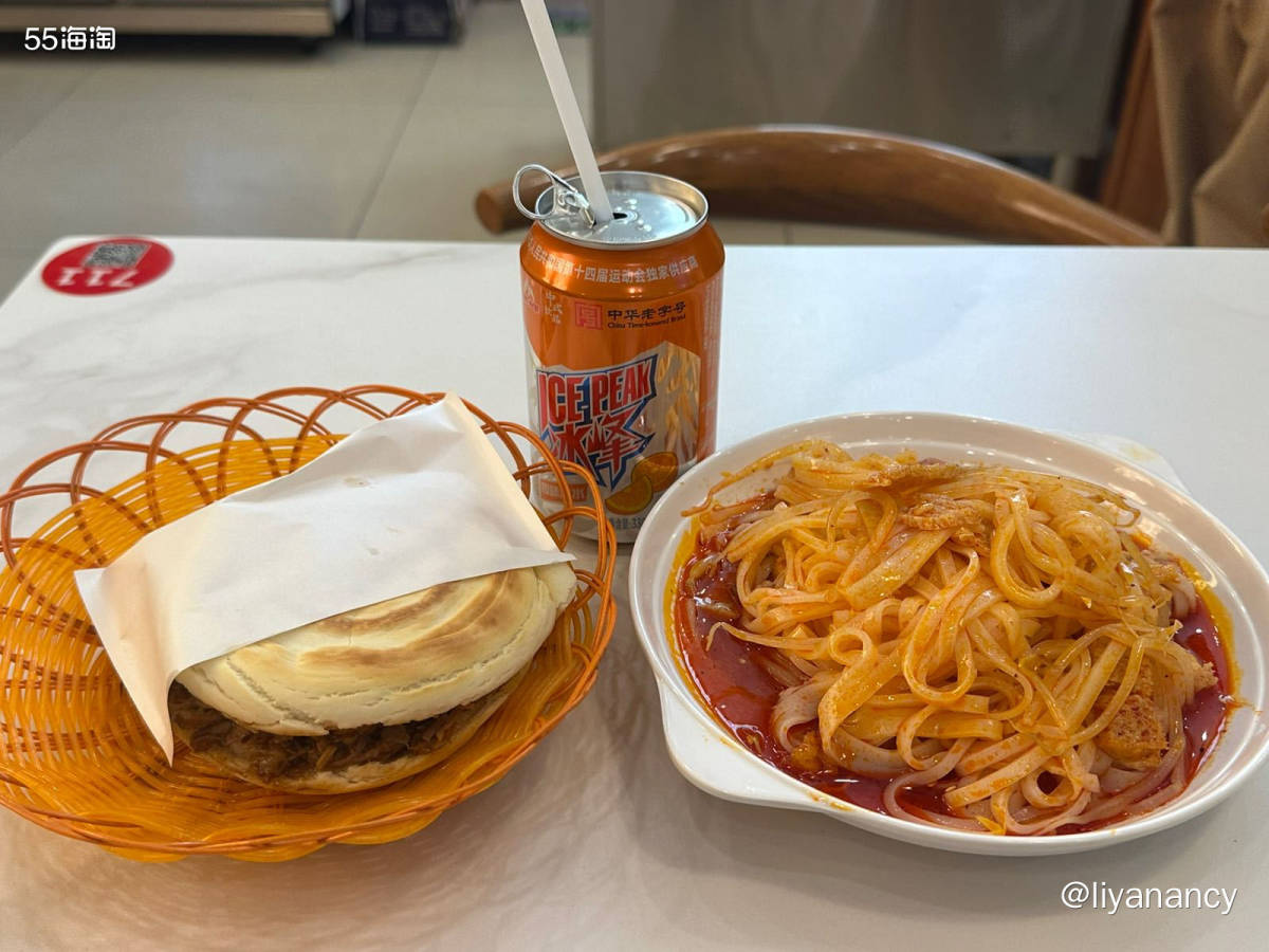 大风余威的一天， 就想吃点热乎的， 在公司附近的米线店，来一