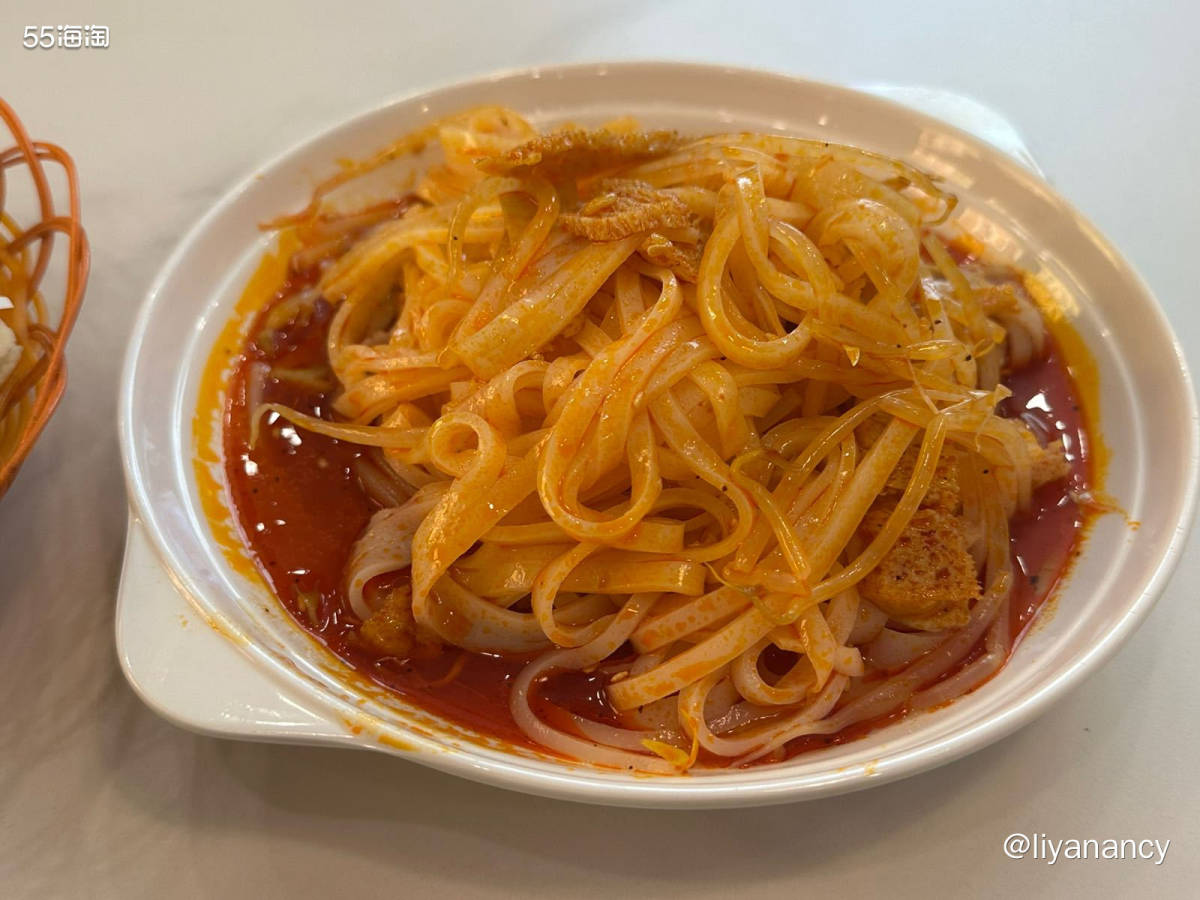 大风余威的一天， 就想吃点热乎的， 在公司附近的米线店，来一