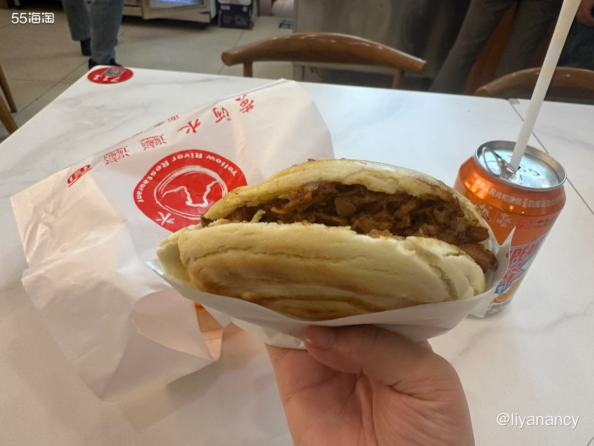 大风余威的一天， 就想吃点热乎的， 在公司附近的米线店，来一