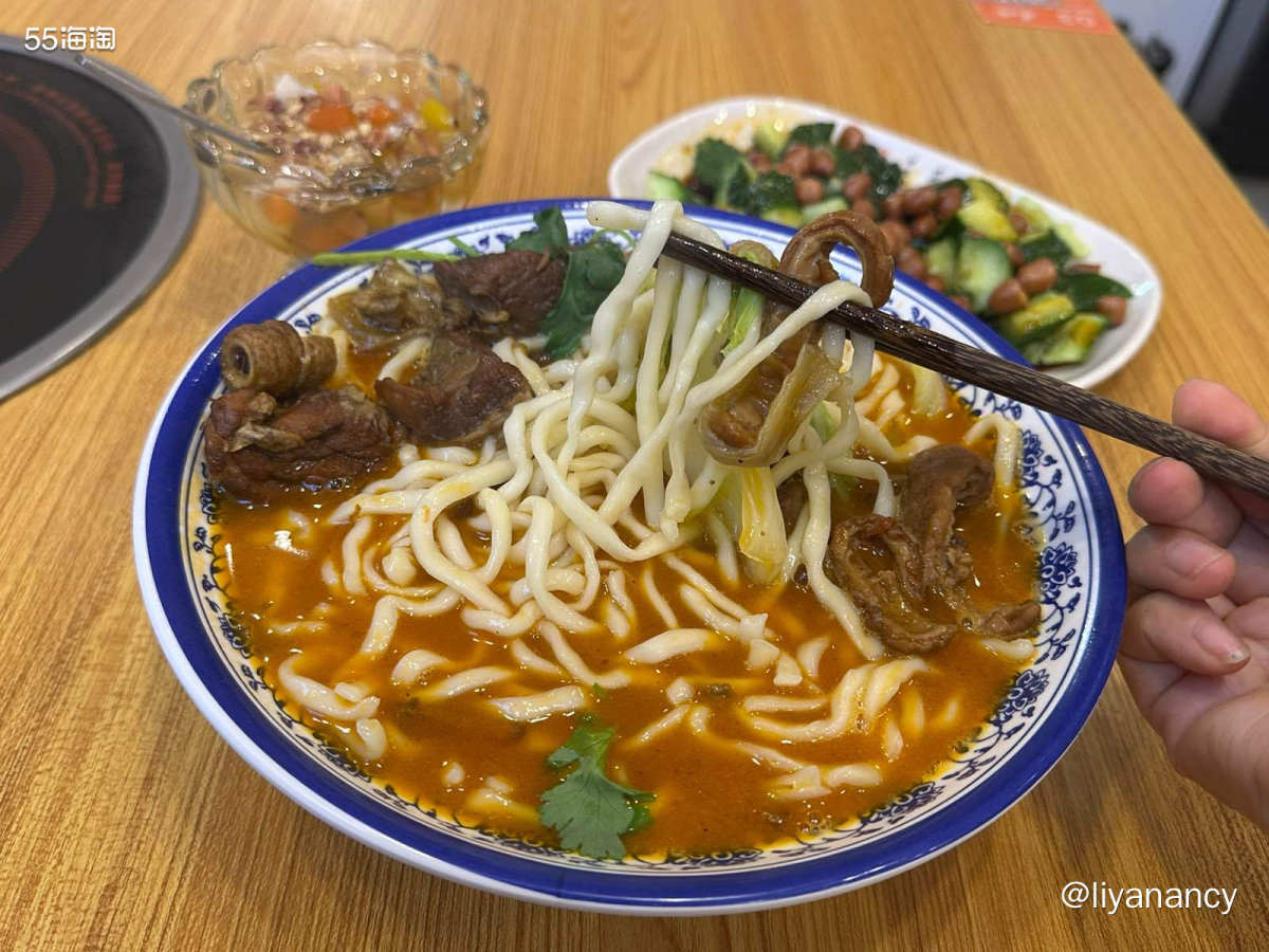 胡同里的小面馆， 服务态度很好， 面条也很给力，超级大碗， 