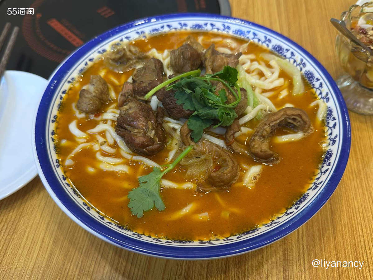 胡同里的小面馆， 服务态度很好， 面条也很给力，超级大碗， 