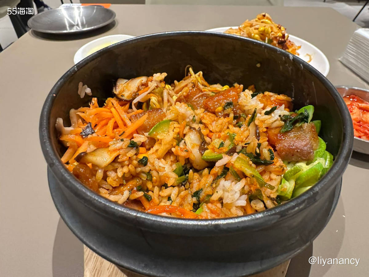 公司楼下的冷面店，虽然冷面是特色， 可是我更喜欢吃他家的韩式