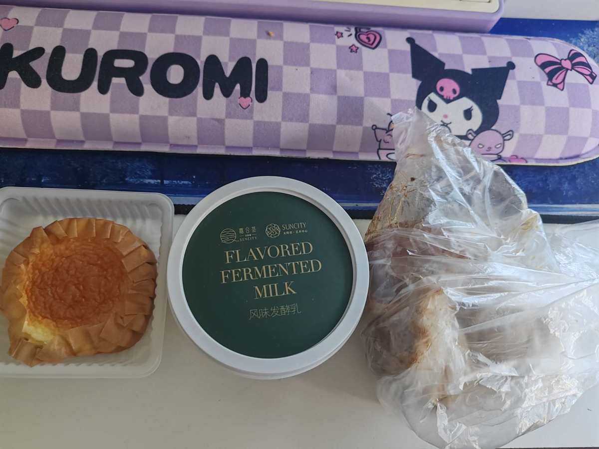 最近的早餐已经很随性了，正好家里有啥吃啥吧，婆婆煮了茶叶蛋，