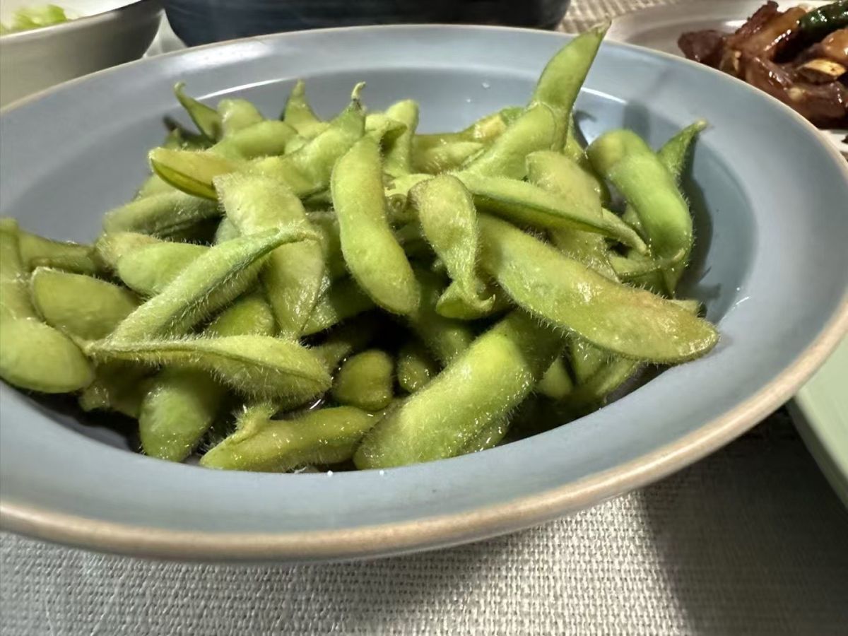♨️今天中午，婆婆烧了一碗盐水毛豆，简单的食材，简单的烹饪，