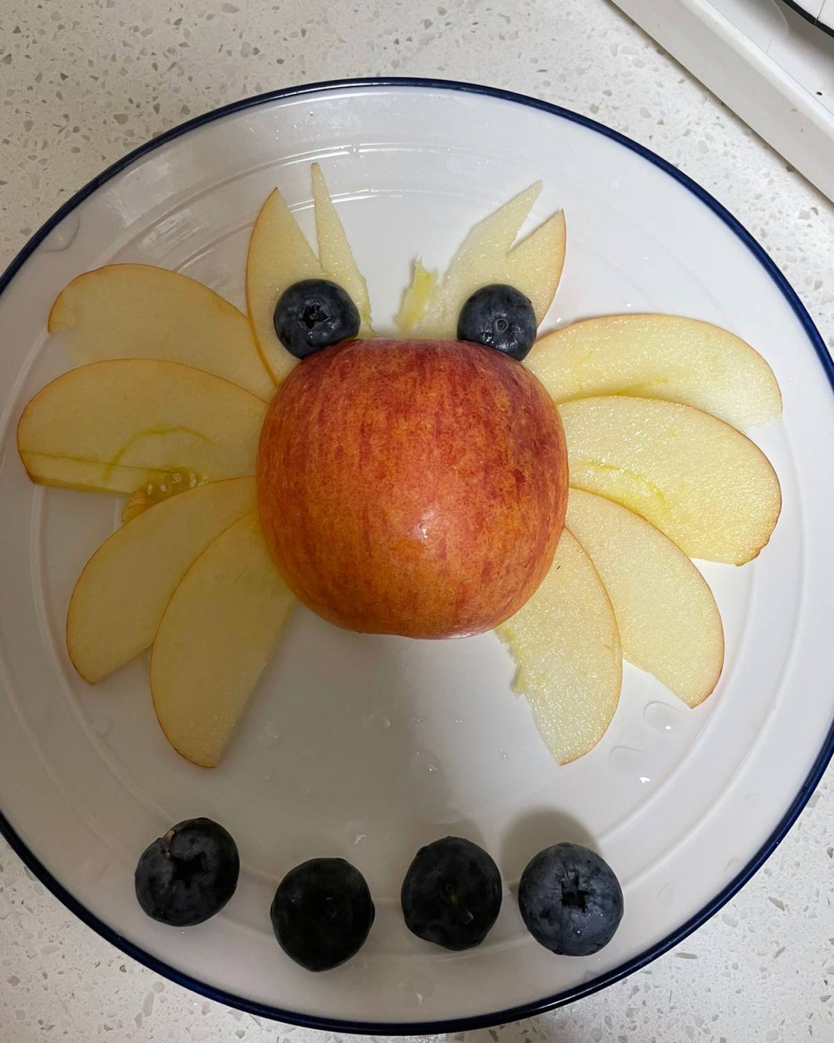 🦀️今天，女儿给我做了一份水果拼盘，说是拼盘，其实是很简单