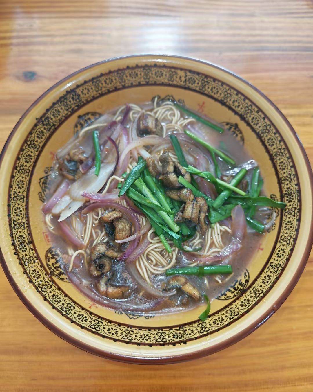 🍜今天中午开会太迟了，于是和同事们一起去外面的老面馆吃面，