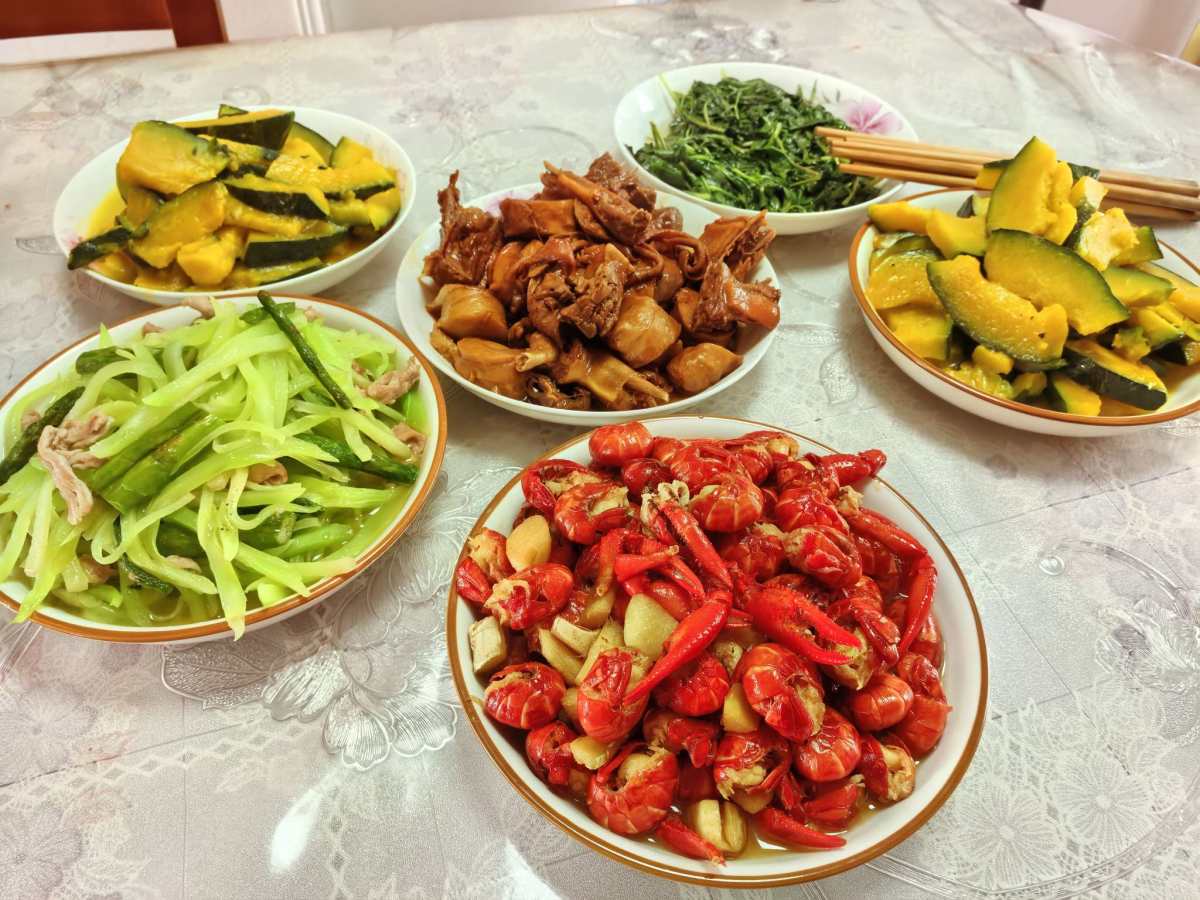 🍑今天又回室友家蹭饭啦，有我喜欢的小龙虾，真是美滋滋的一顿