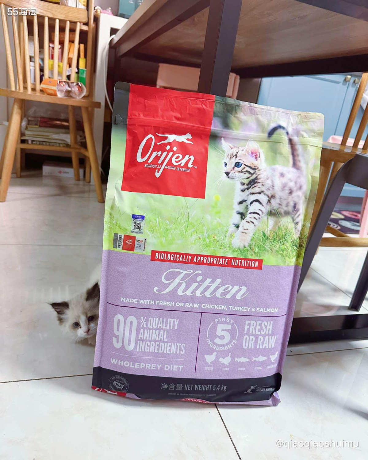 虽然把小猫领回家时带的粮还有半袋子，但还是下单了一大袋新的。