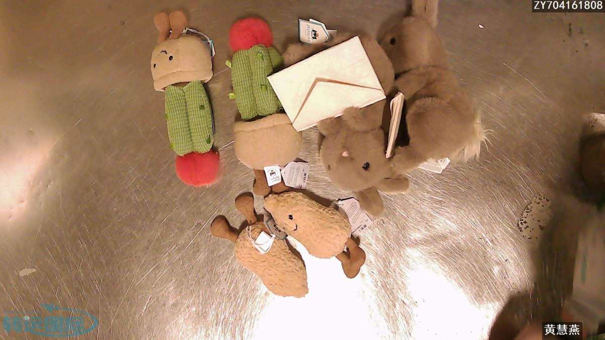 这一箱依然是玩具，一共6个。 花生挂件补货不买有点难受的感觉