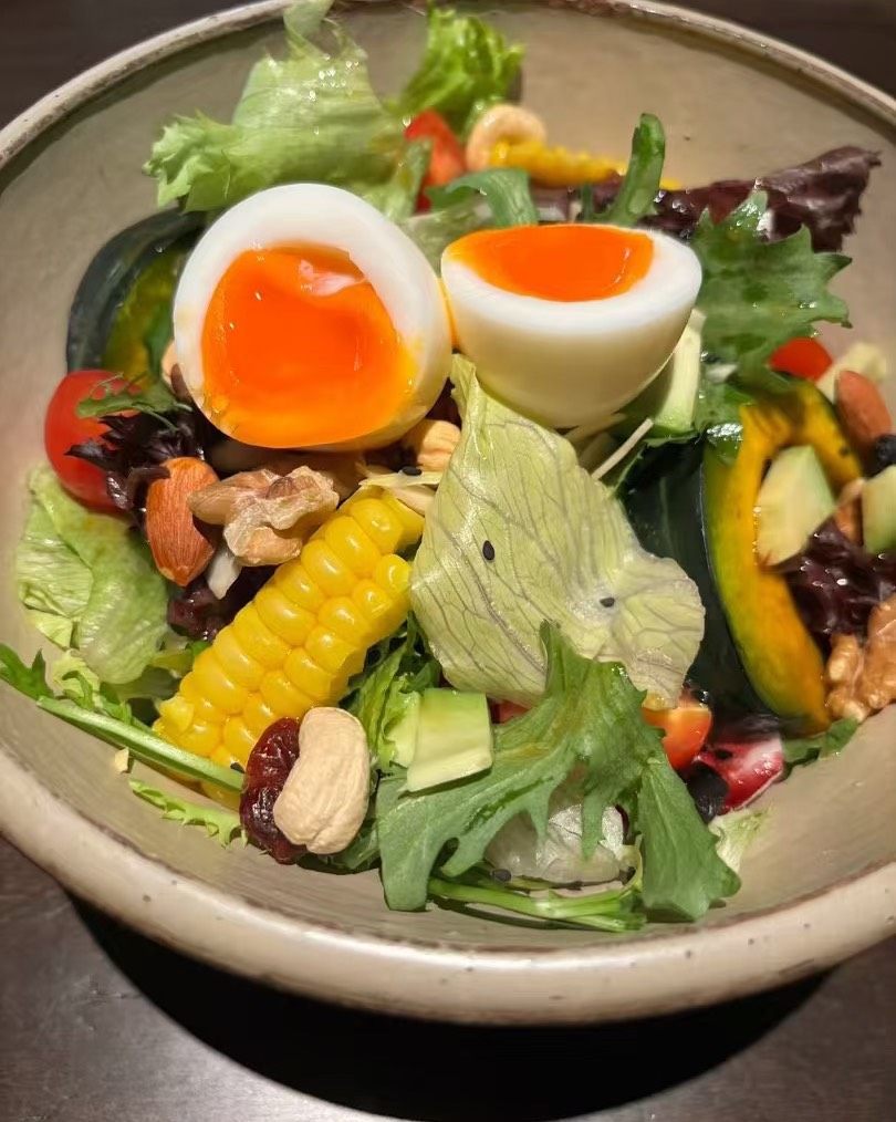 🥚周末中午，一大家子人出门吃饭。看着一大桌美食，我默默给自