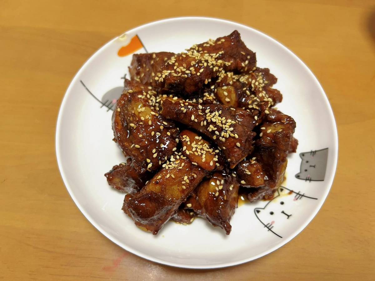 糖醋排骨和咸蛋黄粉丝煲都是在网上看了教程第一次做。 电饭煲糖