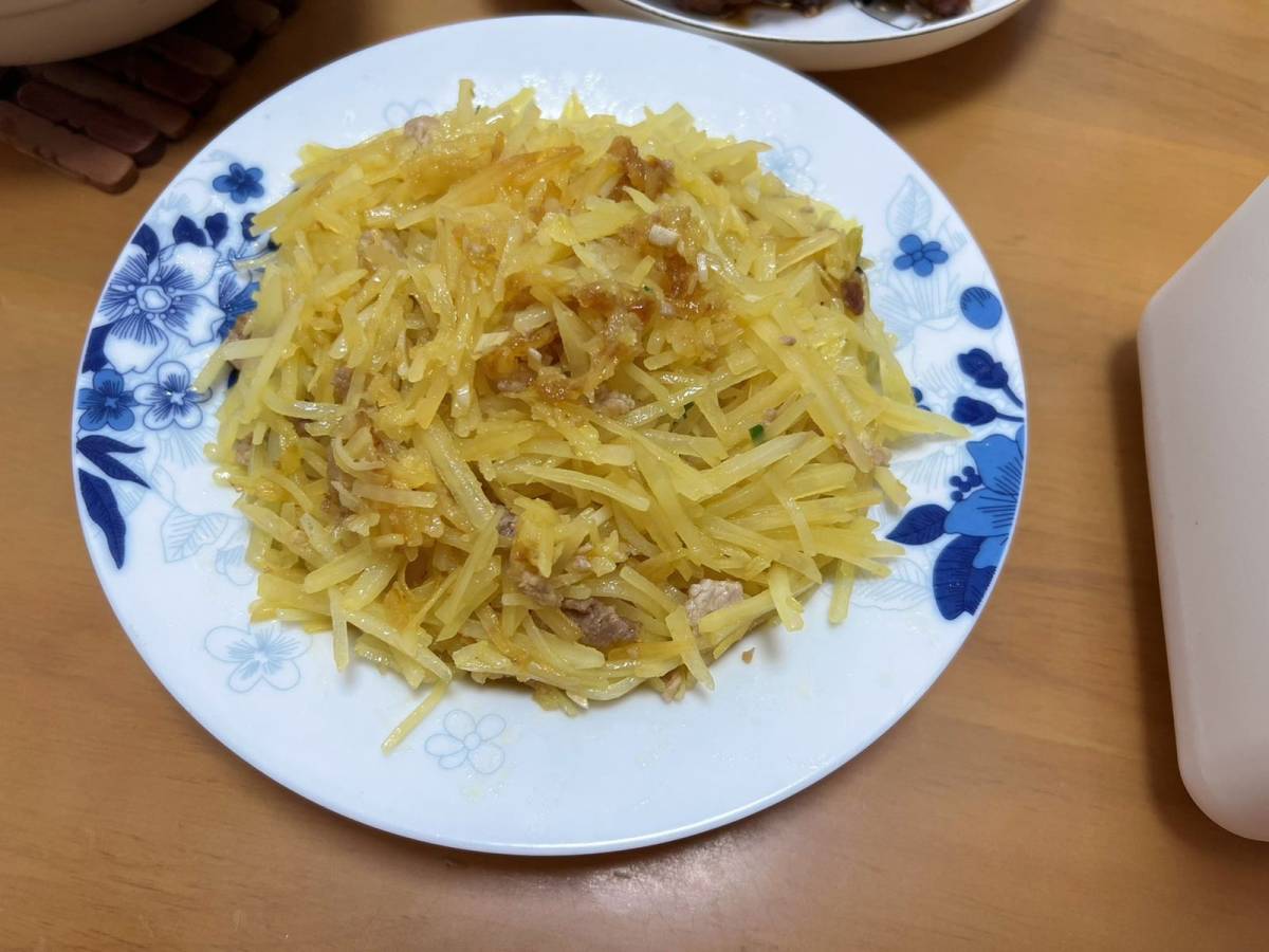 糖醋排骨和咸蛋黄粉丝煲都是在网上看了教程第一次做。 电饭煲糖