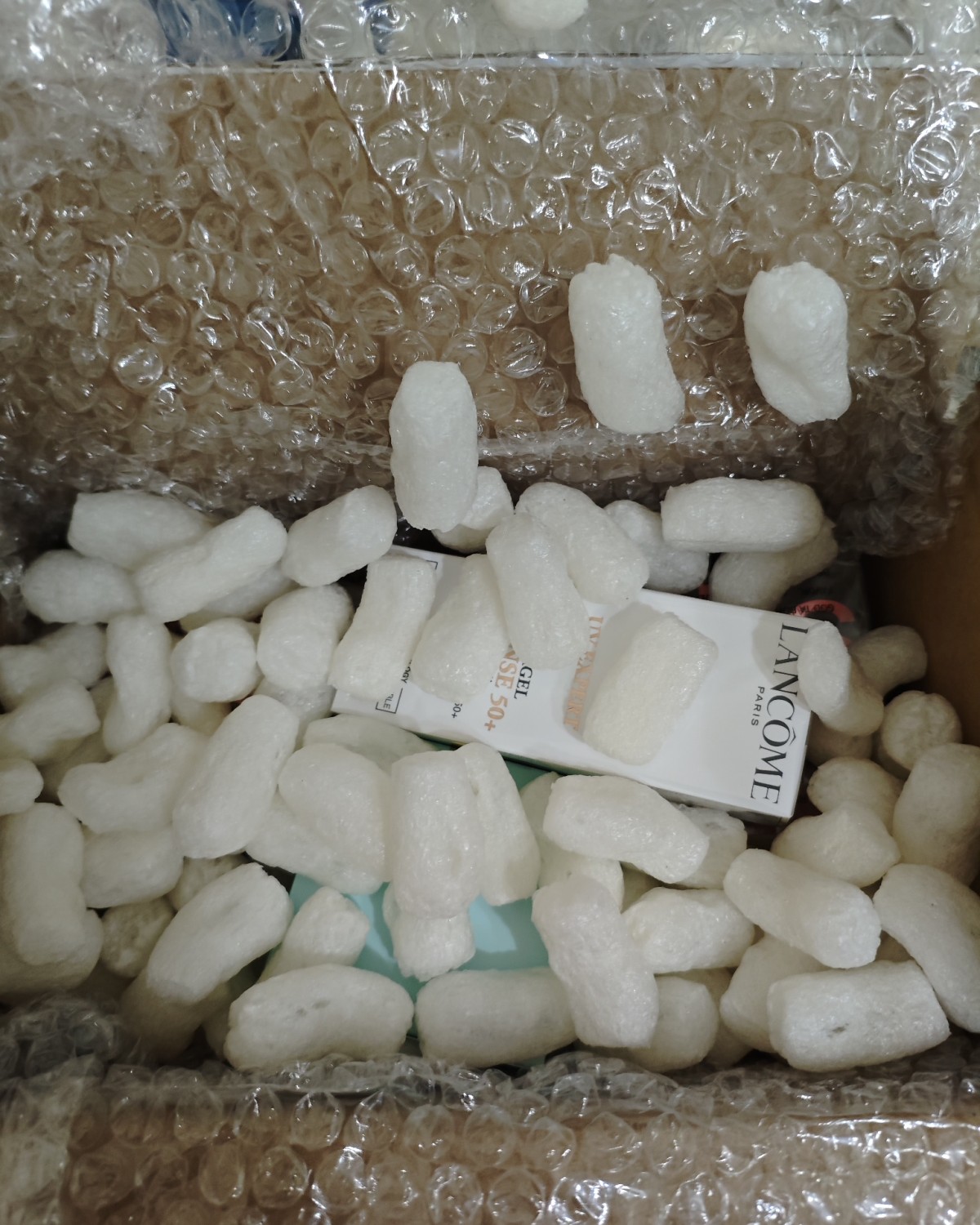 有段时间丝芙兰有5折活动，我就买了些东西，昨天收到了一箱！ 