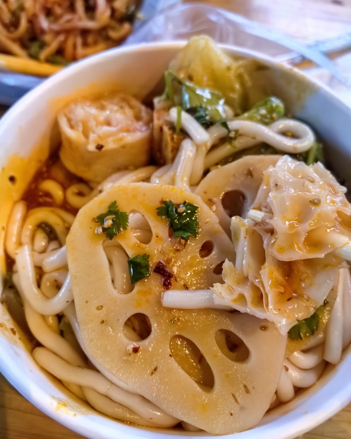 深夜路边摊的热卤串串真的太香啦！ 这两年它在街头超火， 每次