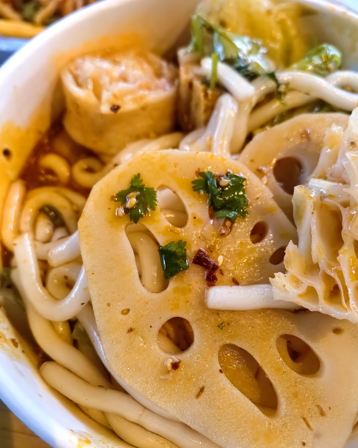 深夜路边摊的热卤串串真的太香啦！ 这两年它在街头超火， 每次