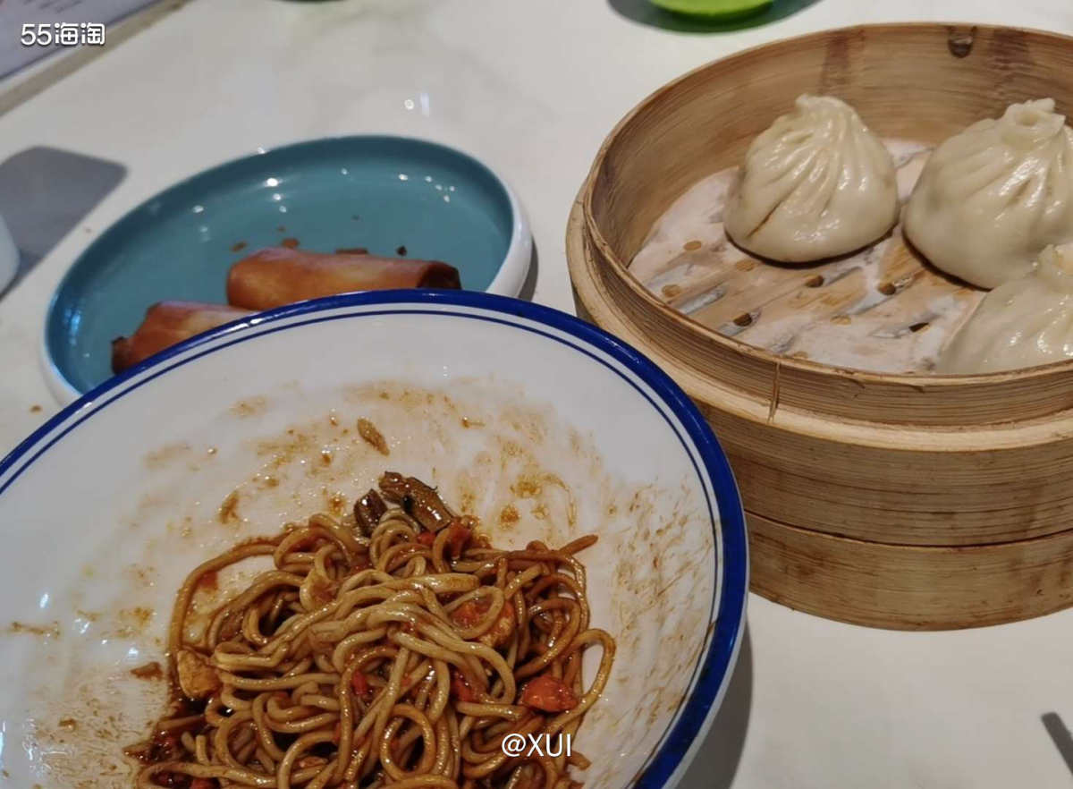 迪士尼第二天就跑去了外滩附近活动，正好酒店选在豫园附近，就走