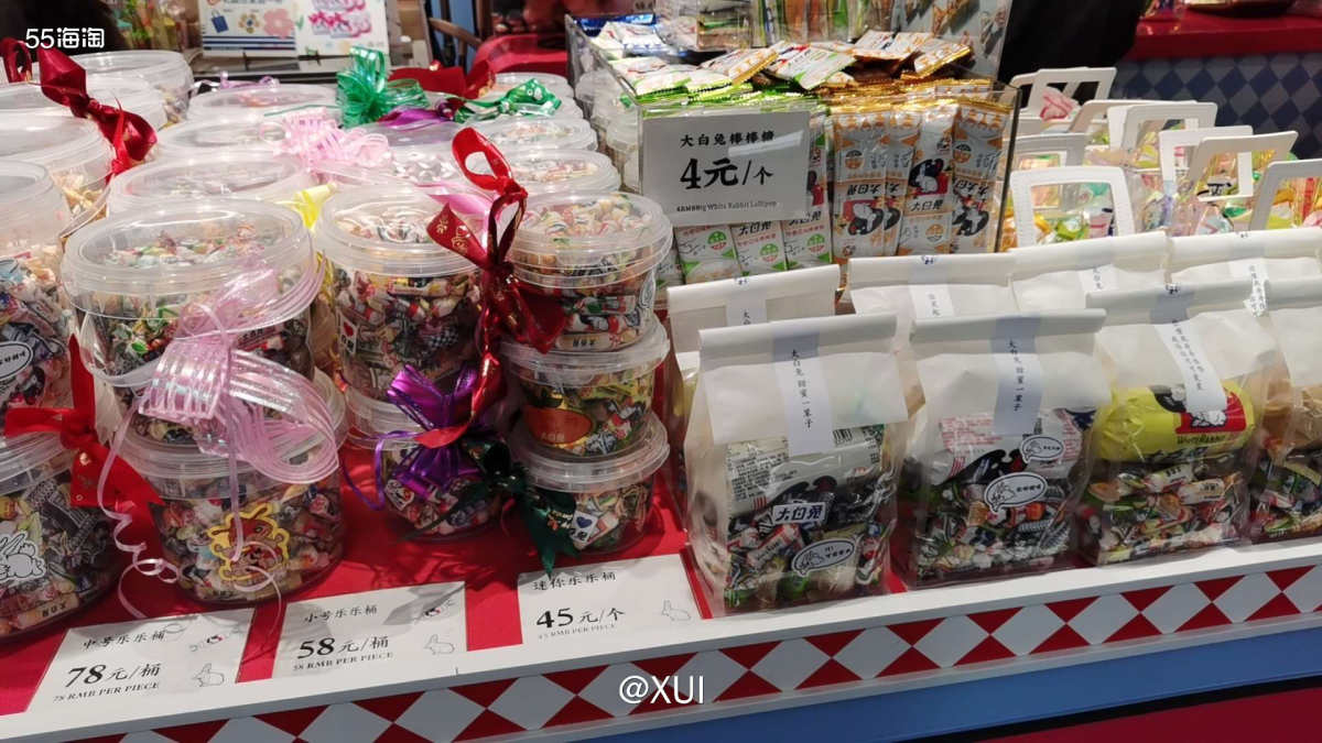 迪士尼第二天就跑去了外滩附近活动，正好酒店选在豫园附近，就走