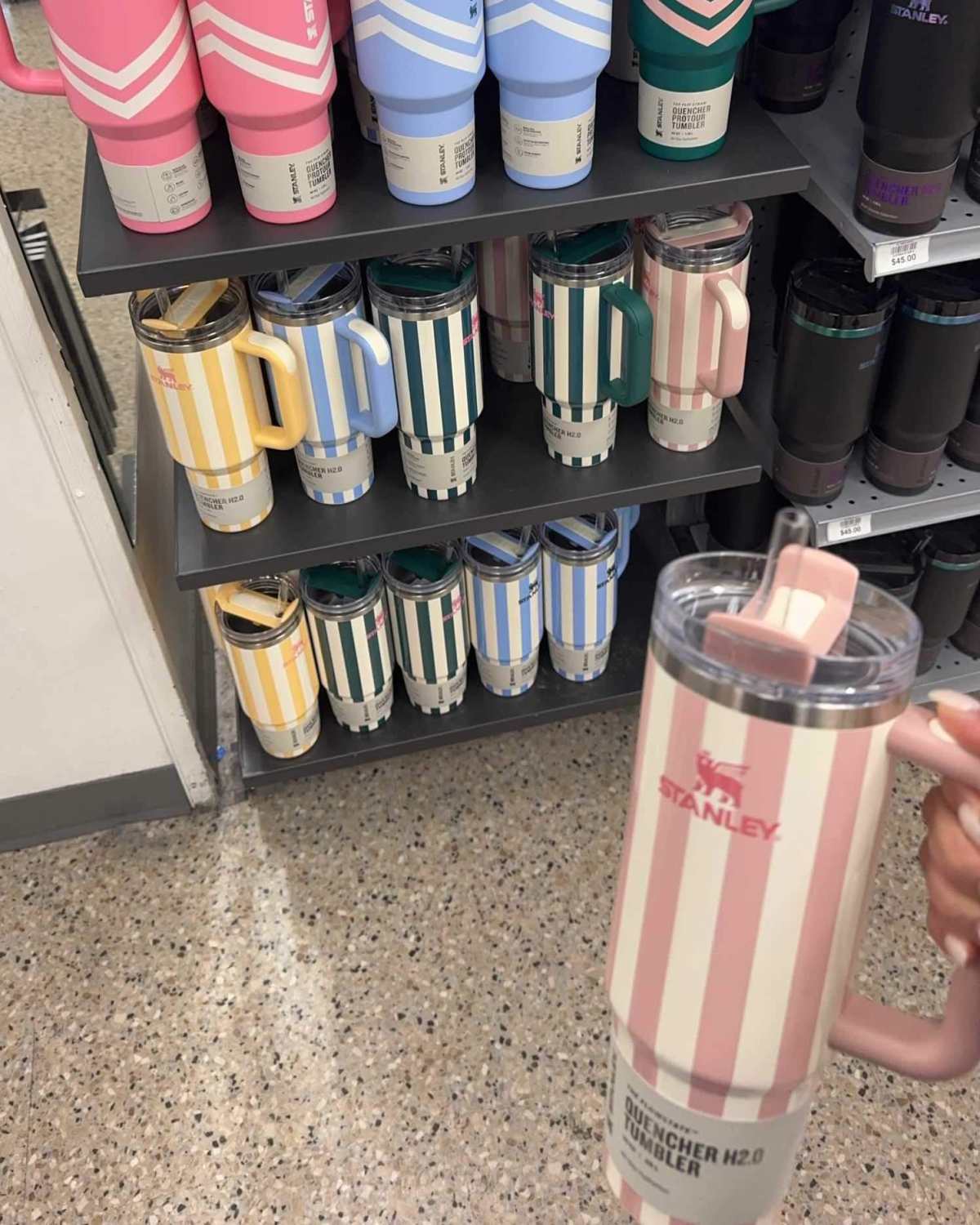 前陣子在網上被🔥到 Stanley 新品條紋系列，真的太美