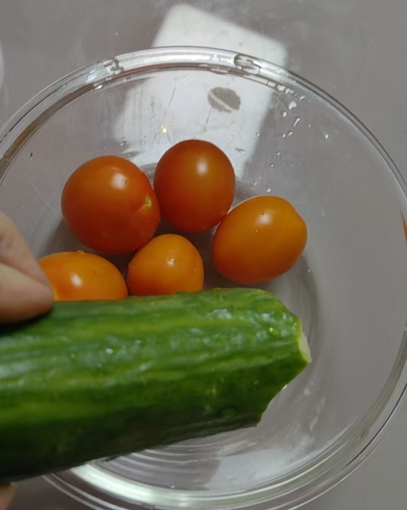 体重相比于前一天掉了-1.1。目前两天掉了2.1了。 这个速